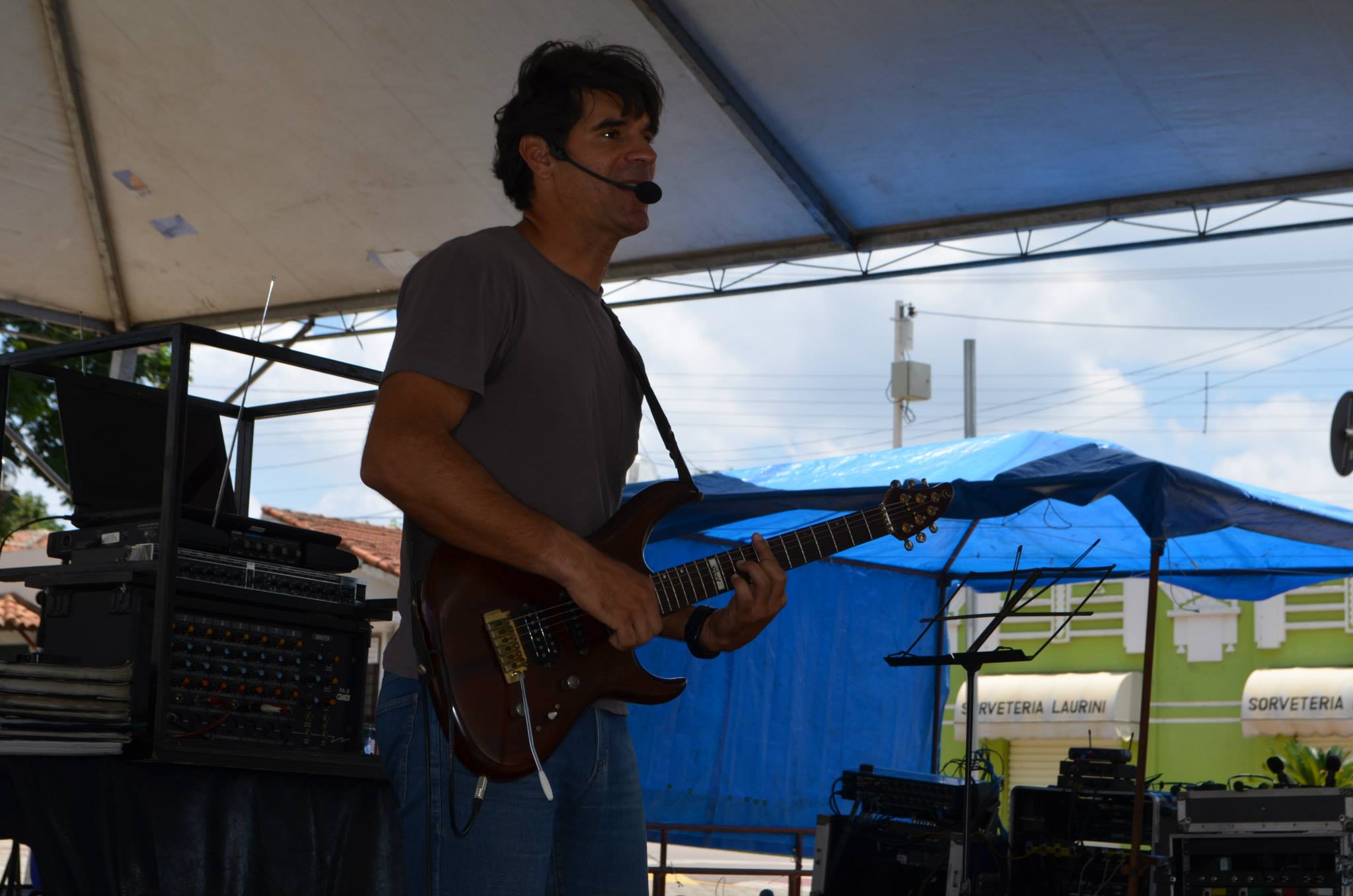 Alex Mello, one man show no ‘Domingo na Praça’